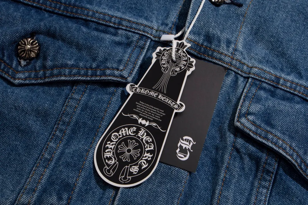 P320 Style No.: H324 Chrome Hearts Chrome Hearts Logo Leather Couple's Washed Denim Jacket, Super Invincible Hot Sale, The Best Item for This Weather, Cool Oversize Style. The classic cross white logo is all over the whole dress, and the large cross leather label on the back is the finishing touch. It is generous and full of personality, without being exaggerated. It is a perfect versatile style for spring and summer! It is made of 100% denim cotton fabric with heavy thread count and washed with water to ensure a stiff and tough shape while being comfortable and breathable against the skin. The high-density embroidery of Sanskrit letters is ultra-exquisite. The original molded custom buttons, large cross leather label, and Croxin's silver jewelry details are all luxurious! Casual and loose fit, lazy and casual, the same style for men and women. It is very trendy to match it with sweatpants and wide-leg pants casually. The focus is on versatility. It can be used as a jacket in spring and autumn. Size: S–XL Color: blue